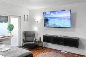 Relax Oasis with 65 SmartTV, Kitchen and Balcony